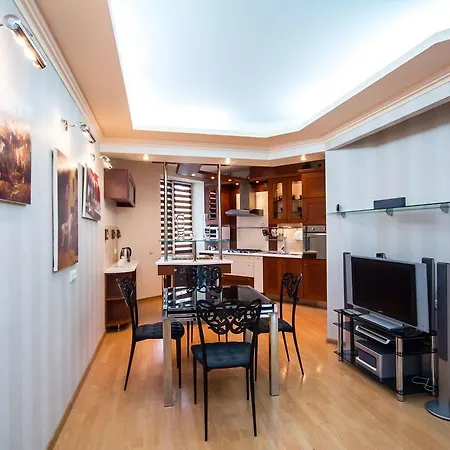 Premium 2-bedroom Nezavisimosti 13 Apartment