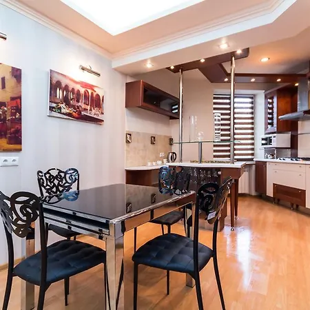 Premium 2-bedroom Nezavisimosti 13 Apartment