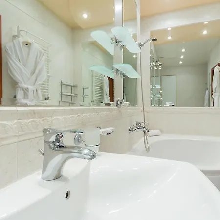 Apartment Premium 2-bedroom Nezavisimosti 13 *