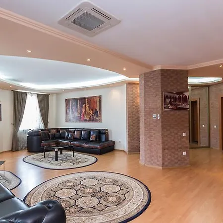 Premium 2-bedroom Nezavisimosti 13 *