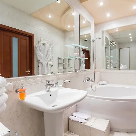 Premium 2-bedroom Nezavisimosti 13 *