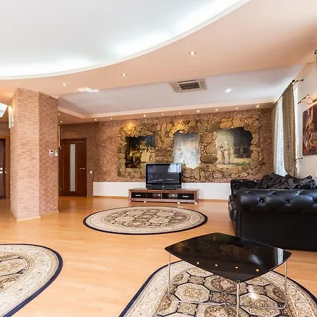 Premium 2-bedroom Nezavisimosti 13 Apartment